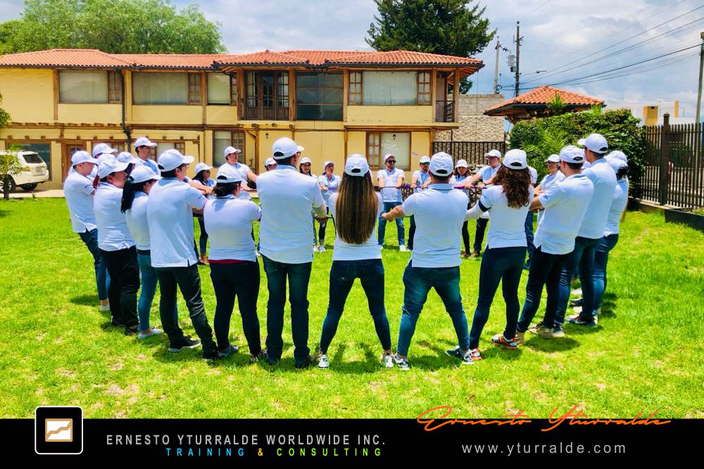 Equipo fortaleciendo la confianza y la colaboración durante una actividad de Team Building