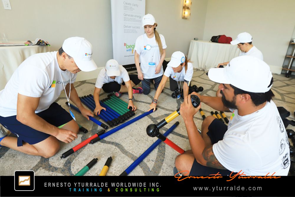 Equipo participando en un Taller de Cuerdas para integrar personas y fortalecer la cultura organizacional